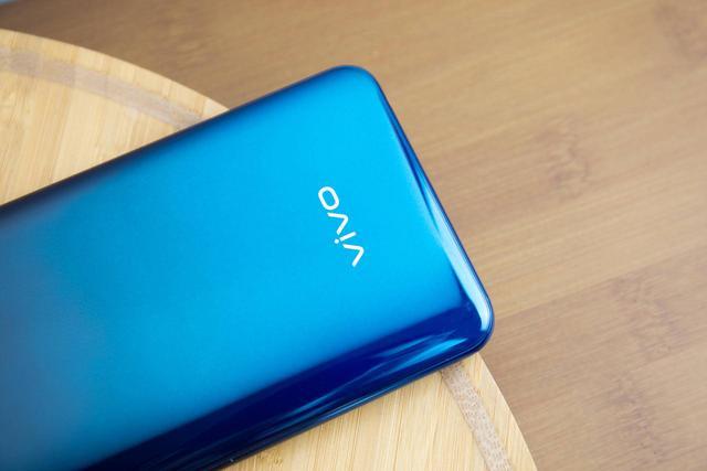 只需2k的零界全面屏?vivos1冰湖蓝上手体验:异形屏再见