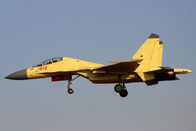 中国歼16战机小批量服役 外媒称性能接近F-15