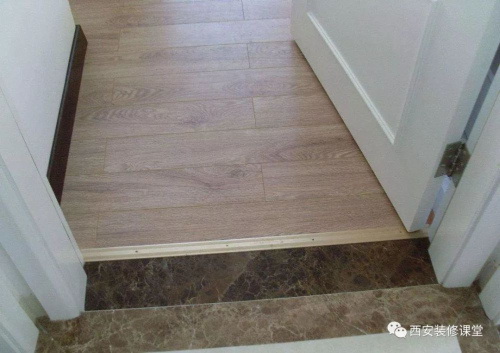 一边木地板,一边虽然是白色瓷砖,但是做了浅啡网波导线,如果过门石