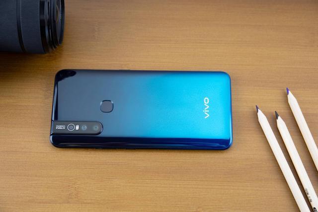 只需2k的零界全面屏?vivos1冰湖蓝上手体验:异形屏再见
