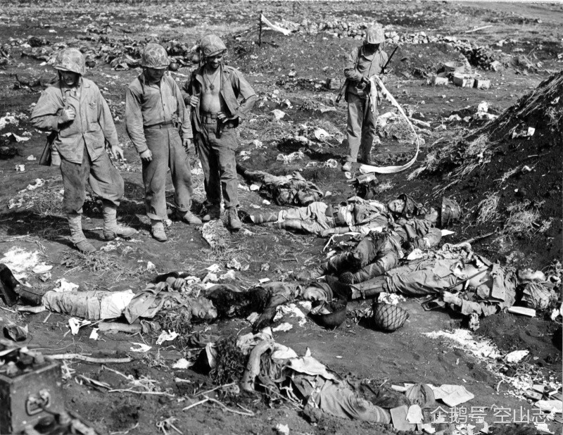 二战老照片中士兵遗体,日本兵坐着死亡,德军伤亡惨重