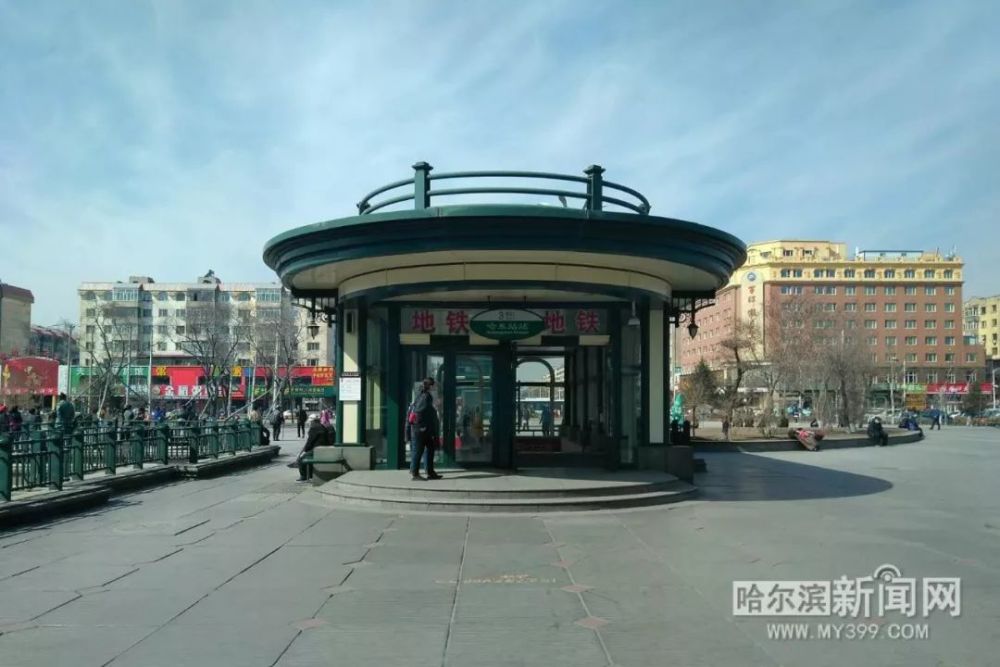 虽然官宣今天10时30分才开票通车,一大早,平房区新疆大街站外,就聚焦