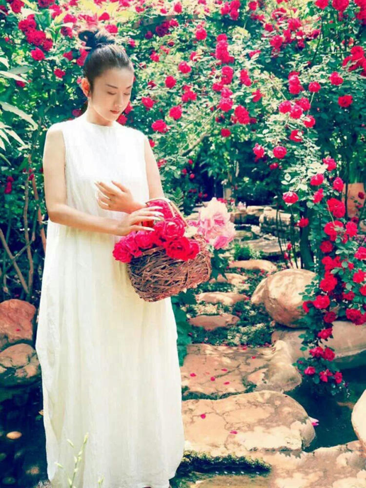 杨丽萍都60岁了,穿白色长裙戴花环,气质依旧少女 