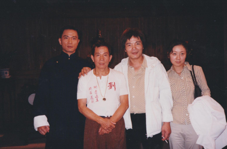 此人是香港武术片的元老,曾跟成龙叫板,后让李连杰翻脸