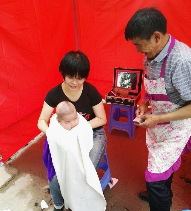宝宝满月就要剃胎毛,剃胎毛会让头发长得更好?听听医生怎么说