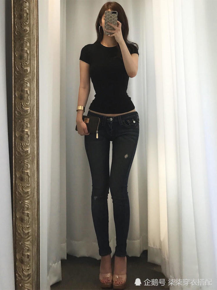 穿搭牛仔裤的靓丽美女就算是背影都可以这么美,而且衣服整体细节非常