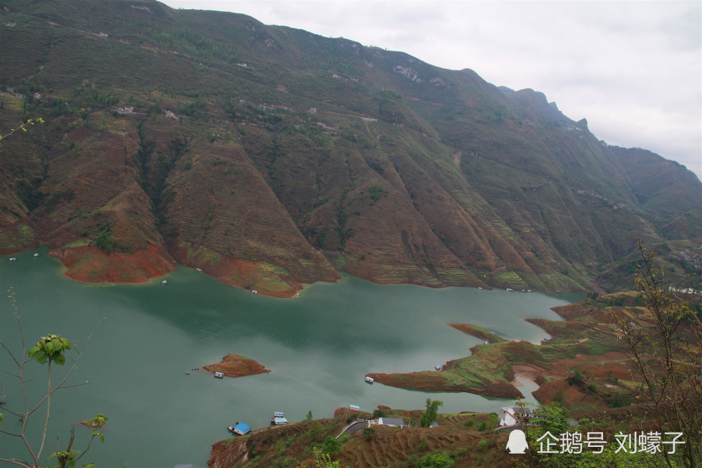 光照湖两边是起伏的高山,一边隶属六枝特区,一边隶属晴隆县.