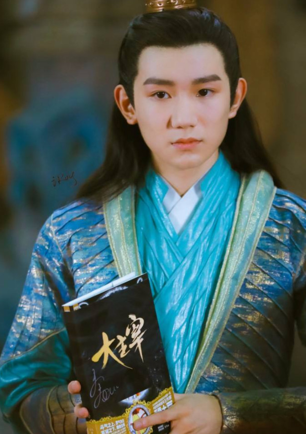 男星们古装造型,最帅的他也撑不住,网友:颜值高也被定妆毁了