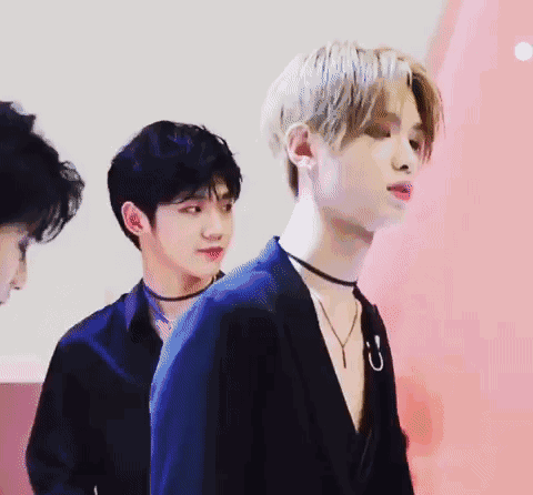 黄明昊男友力十足,穿黑色冲锋衣搭工装裤,再配马丁靴才够酷!