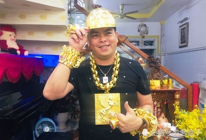 男子戴34斤黄金炫富被曝装大款,老父亲要抵押