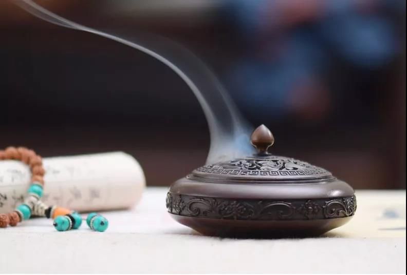禅机妙理:香炉里的香灰满了,倒掉?才不是!