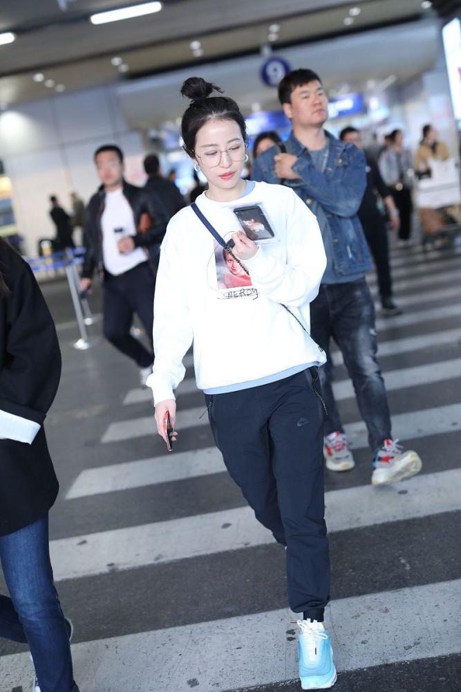 周雨彤休闲穿搭尽显年轻活力,满脸笑意格外亲和