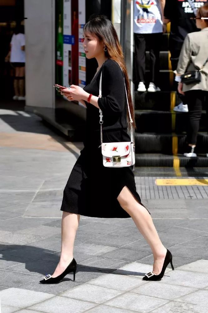 女性穿搭高跟鞋,时尚中带着气质