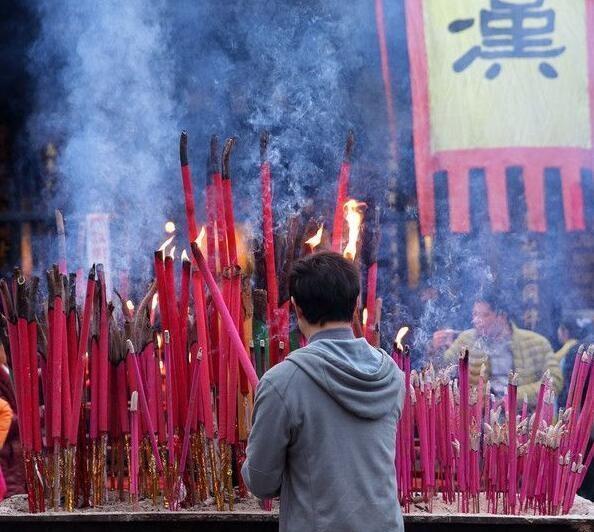 去寺庙烧香拜佛,香烧得越多就越灵吗?
