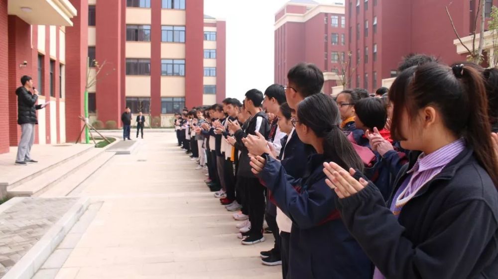 场上赢意志 场下赢收获——西咸黄冈泾河学校高中部首届拔河比赛记事