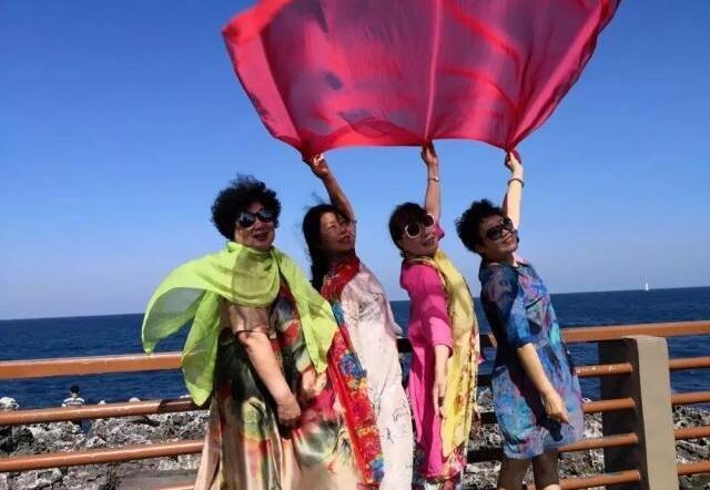 叔叔阿姨旅游时的不同状态,了解后,莫名的"心痛"大叔的旅途