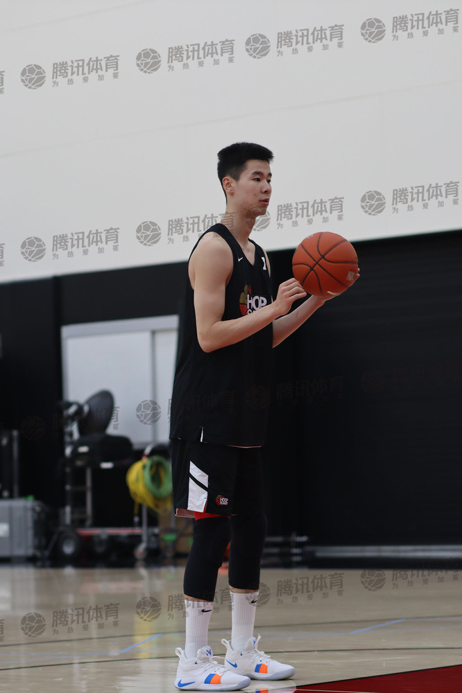 郭昊文参加篮球峰会训练 nba球探到场观看
