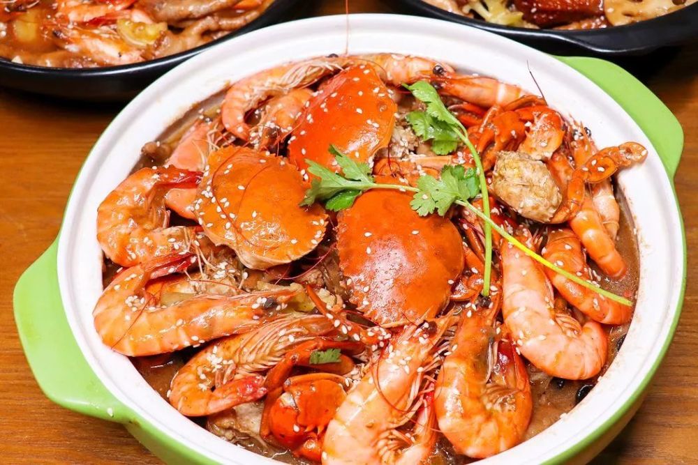 招牌虾兵蟹将煲用新鲜的虾和蟹为原料,将两鲜并为一鲜,凭其艳丽色泽