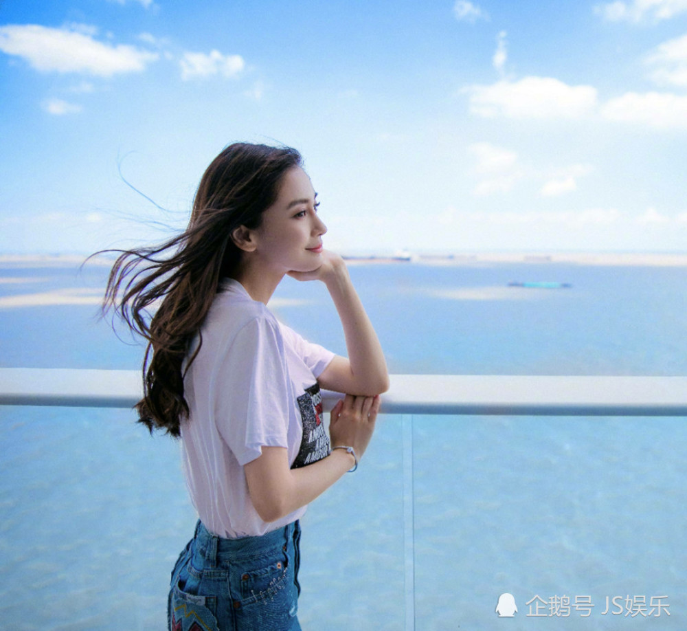 baby化身冲浪女孩满屏少女风,迷人背影杀秀出完美腿部