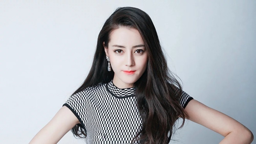迪丽热巴·高清壁纸:超喜欢你精致的五官,更喜欢你坚韧的性格!