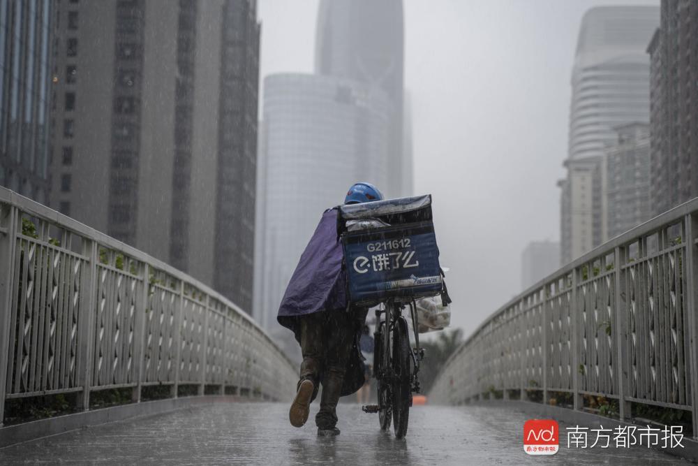 暴雨围城之下,劳碌奔波的众生像