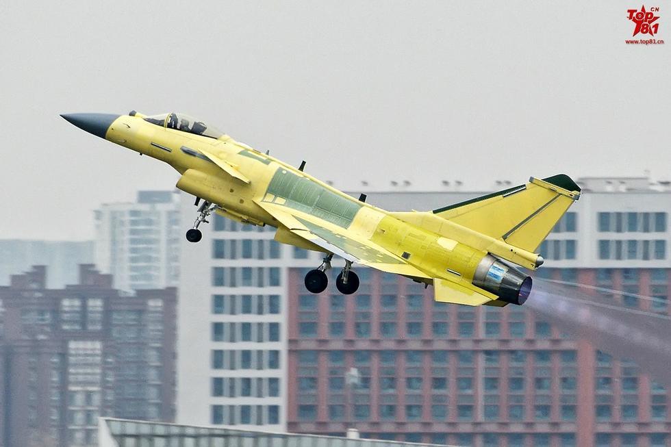 新出厂歼10C加力起飞 现美丽马赫环