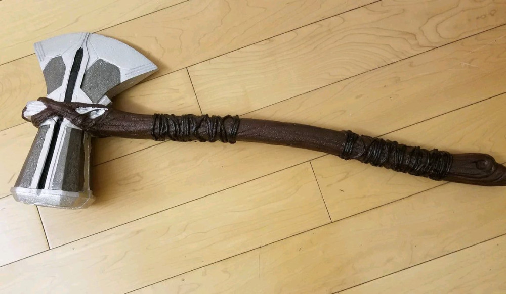 小伙自制托尔武器雷神之斧,造型神还原,网友:能放闪电