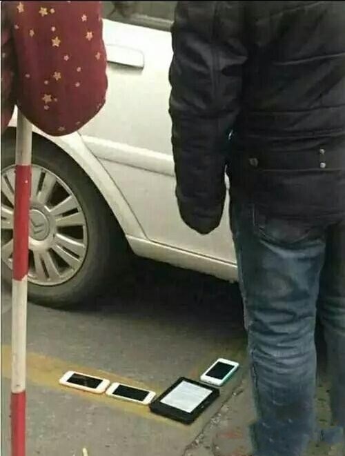 搞笑图片:自从教练把我们手机放在黄线上,我就没压过黄线了