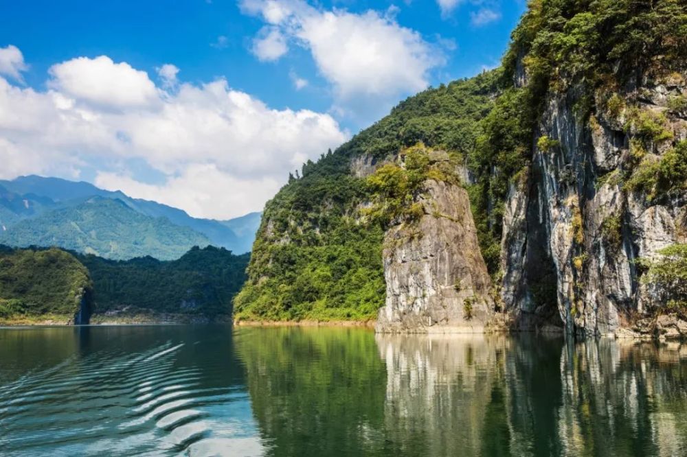 在 高岩湖,除了观湖光山色,还可以品尝鲜美的三文鱼,"一鱼五吃",让你