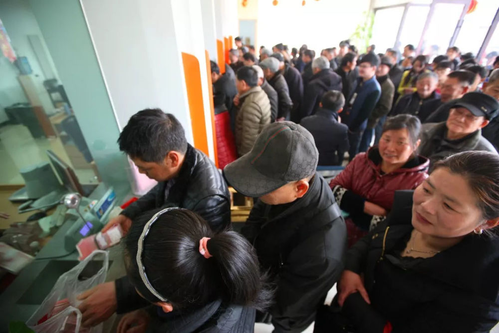 人口负债严重_负债累累图片(2)