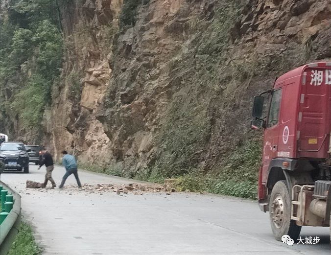 惊险!城步这辆大货车,把石头都被撞了下来!