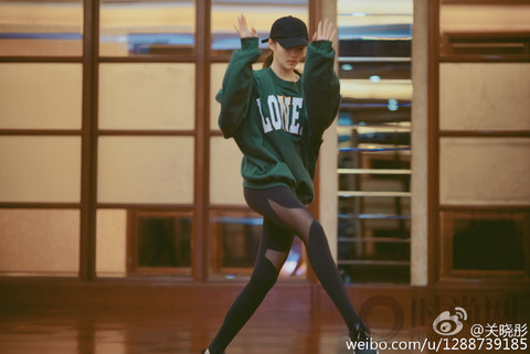 关晓彤秀舞蹈,却被露肉丝袜抢镜?听说这条国