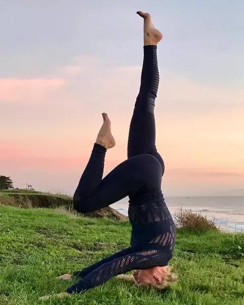 关晓彤秀舞蹈,却被露肉丝袜抢镜?听说这条国