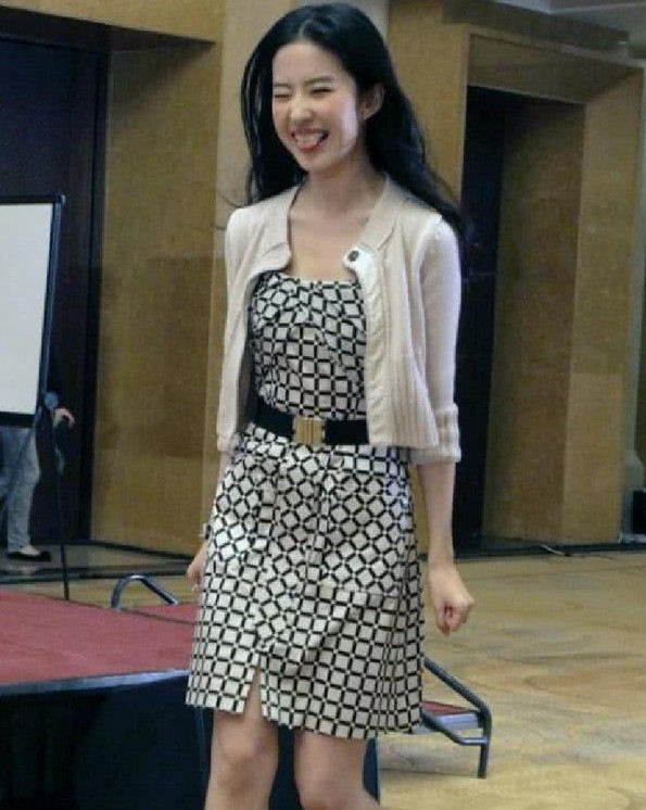 刘亦菲出席活动照被曝光,"腿"粗遭吐槽,网友:小龙女发福了?