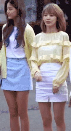 韩女团张元英用手怼宫脇咲良,还翻队友白眼,网友:她表情好吓人