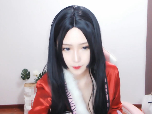 同样都是cos女帝,腐团儿忍了,贝拉也忍了,看到她忍不了了