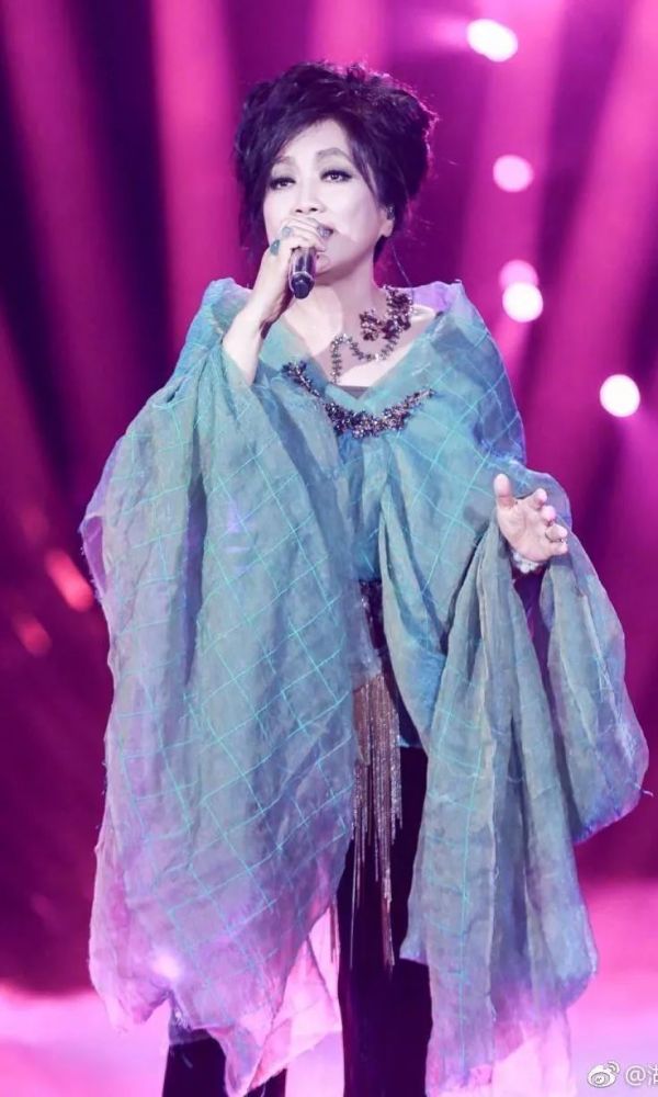 《歌手》决赛夜,我们深扒了齐豫姐姐的十三套"战服",竟然发现