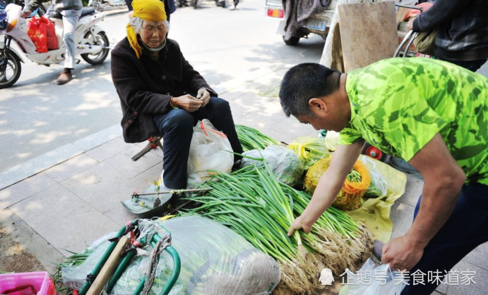 年轻人为何宁愿去超市买菜,也不买老人卖的菜?网友:有