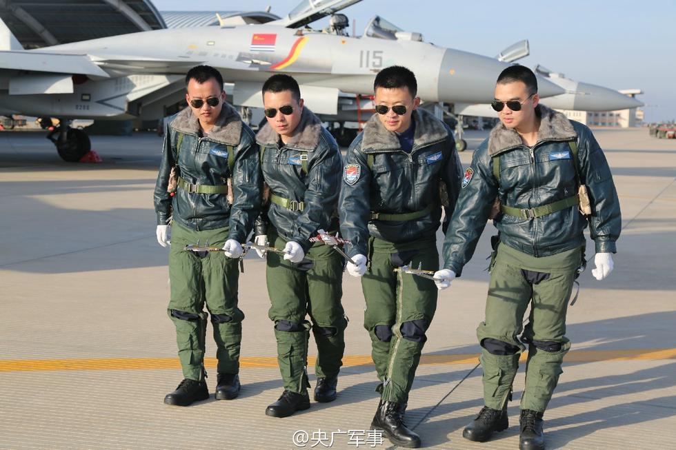中国舰载战斗机部队新增12名飞行员