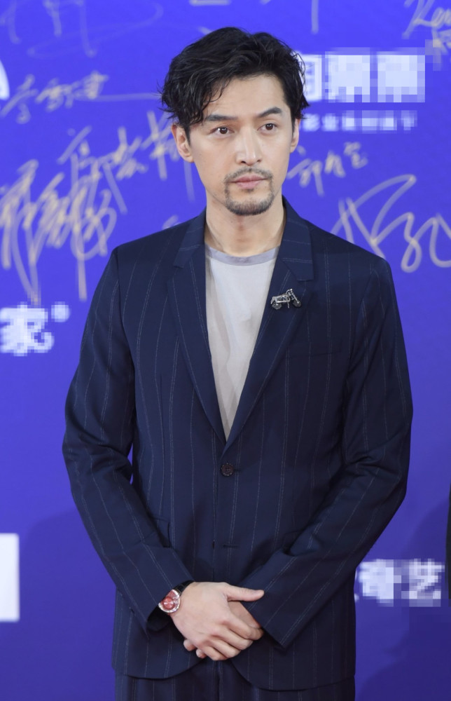 北京国际电影节红毯:迪丽热巴杨紫同台争艳,胡歌小胡子造型抢镜