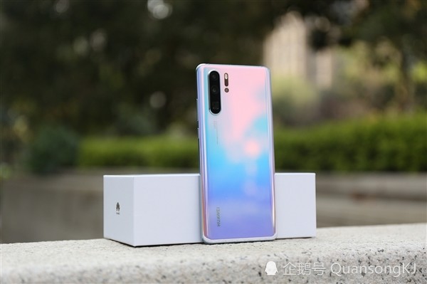 华为P30Pro拍的月亮被指是AI智能P图 网友:这