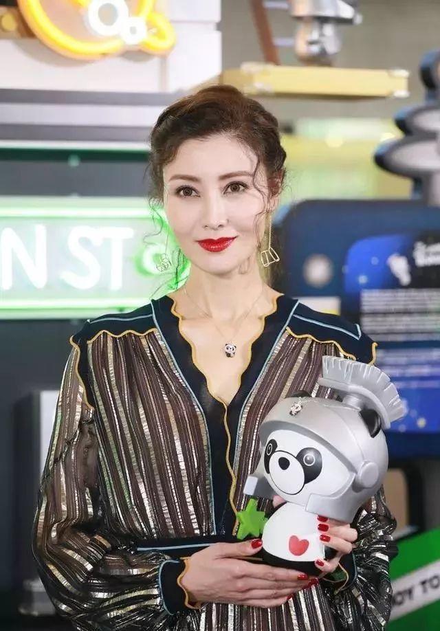 29岁倪妮和47岁李嘉欣谁美?网友:像明星和比较美的粉丝合影