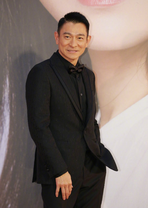 刘德华亮相金像奖红毯黑色西装迷人,力破身体状况不佳