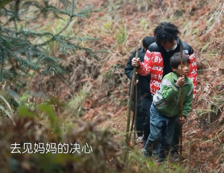 《变形计》最霸气城市男孩,流氓发型成网友焦点,农村孩子太可怜