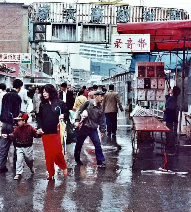 大连的普照街是一条服装街,很多人都来这逛街买衣服,旁边的商店饭馆