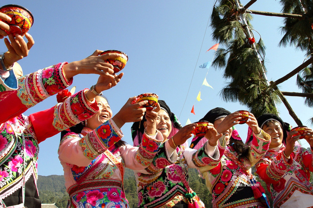 中国十大最具民俗特色节庆之一的插花节,房屋牲畜上都