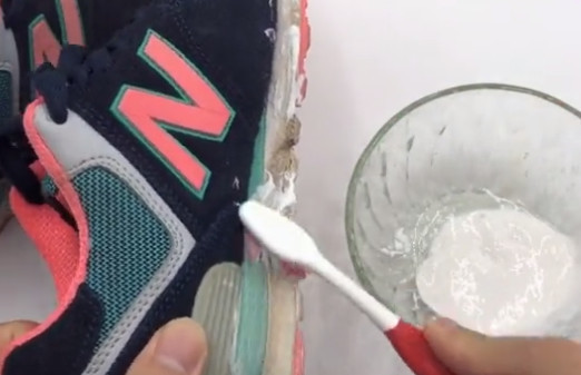 教你不用一滴水,再脏的白鞋边,两三下擦得