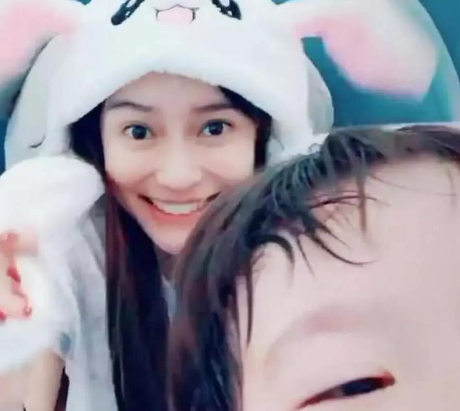 小海绵意外"闯入"杨颖镜头,看到真实颜值后,网友:像极
