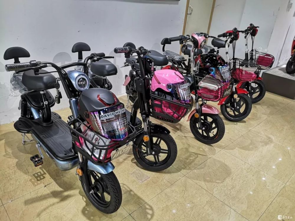 这些车都带有脚踏骑行功能,最高设计车速不超过每小时25公里.