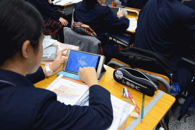 评价反馈即时化,交流互动立体化,资源推送智能化,满足了每一个学生
